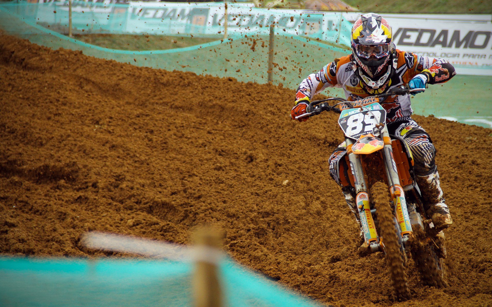 当F1夜战引擎轰鸣遇见哈兰德致命一击，体育大场面先生的荣耀与孤独